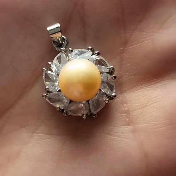 18kt Plated Pearl Pendant - Picture 1 of 7